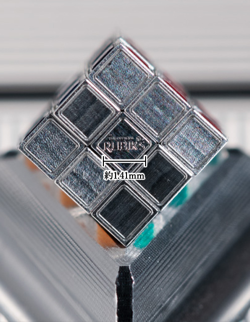 「RUBIK'S」のロゴマークを最小サイズで彫刻した、超精密金属切削加工